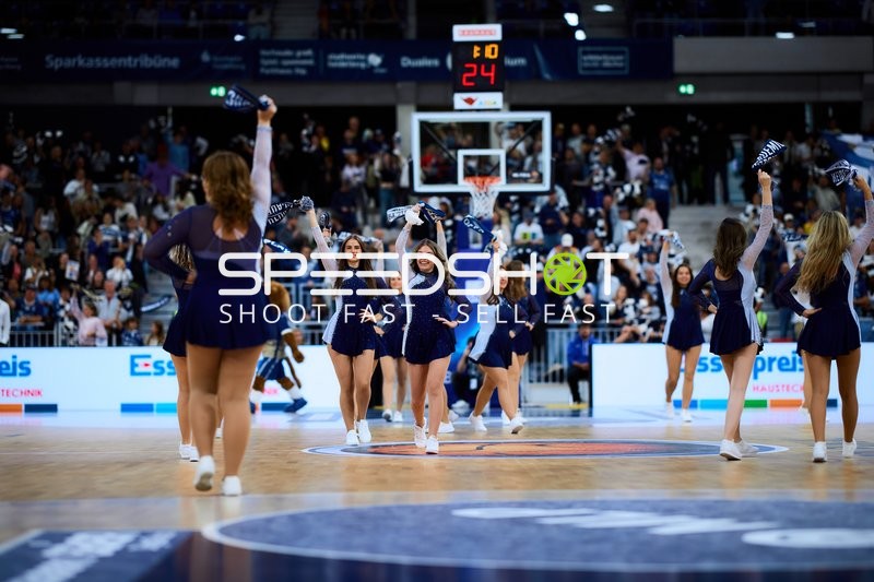 Cheerleader-Performance im SNP Dome