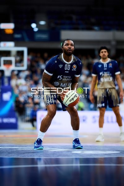 Marcus Weathers (0; MLP Academics Heidelberg) beim Freiwurf