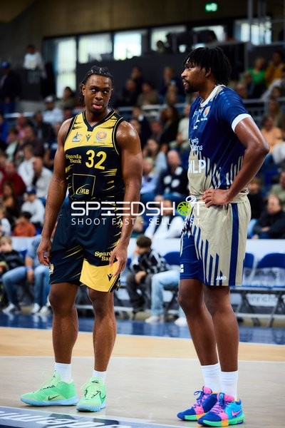 Keeshawn Kellman (32; MHP Riesen Ludwigsburg) und Osun Osunniyi (12; MLP Academics Heidelberg) auf dem Court