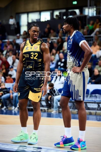 Keeshawn Kellman (32; MHP Riesen Ludwigsburg) und Osun Osunniyi (12; MLP Academics Heidelberg) auf dem Court