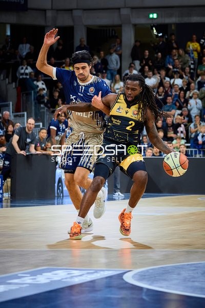 Tray Buchanan (2; MHP Riesen Ludwigsburg) gegen Erol Ersek (11; MLP Academics Heidelberg)
