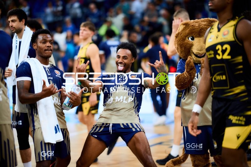 Jubel von Michael Weathers (20; MLP Academics Heidelberg) mit Teamkollegen