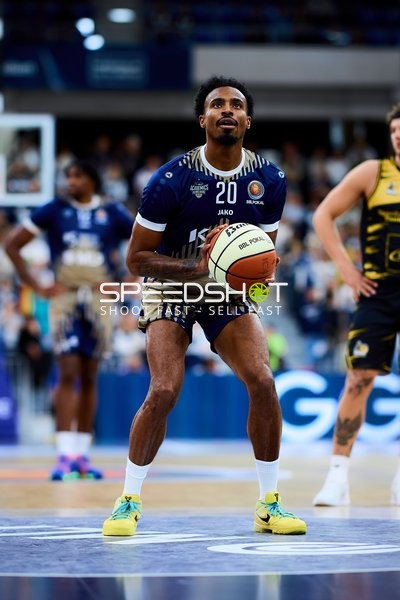 Michael Weathers (20; MLP Academics Heidelberg) am Freiwurf