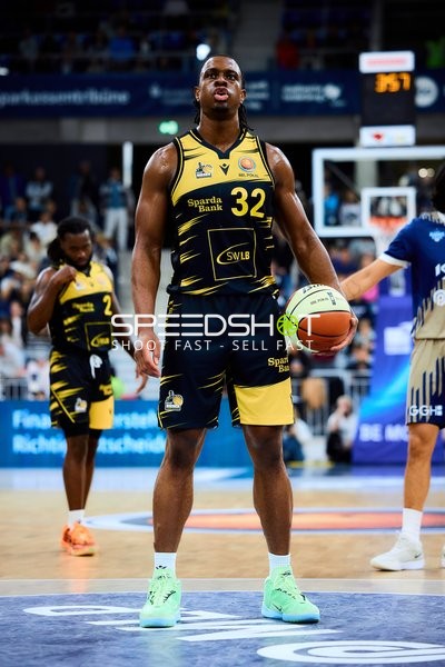 Keeshawn Kellman (32; MHP Riesen Ludwigsburg) mit Ball