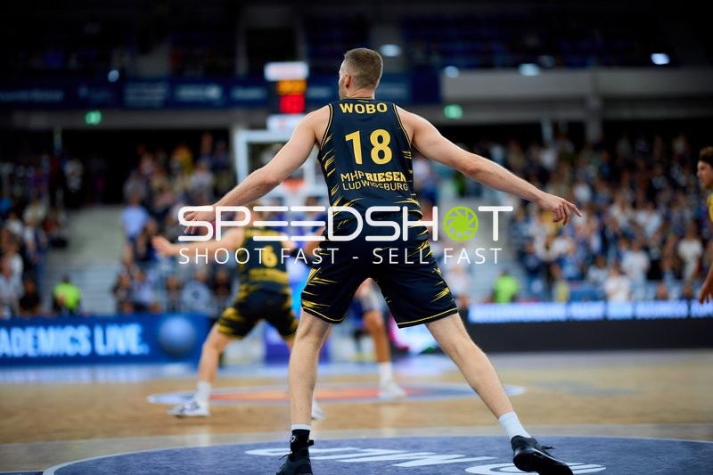 Jonas Wohlfarth-Bottermann (18; MHP Riesen Ludwigsburg) verteidigt