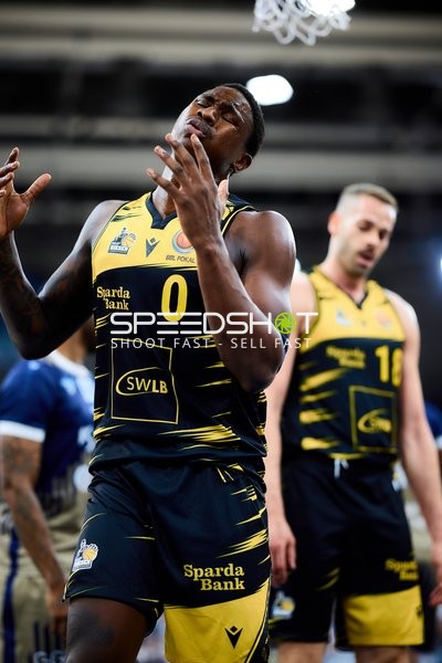 Babacar Sane (0; MHP Riesen Ludwigsburg) und Jonas Wohlfarth-Bottermann (18; MHP Riesen Ludwigsburg) in Aktion