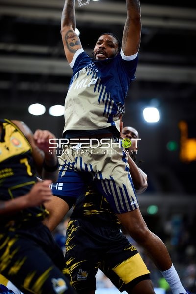 DJ Horne (0; MLP Academics Heidelberg) mit Dunk