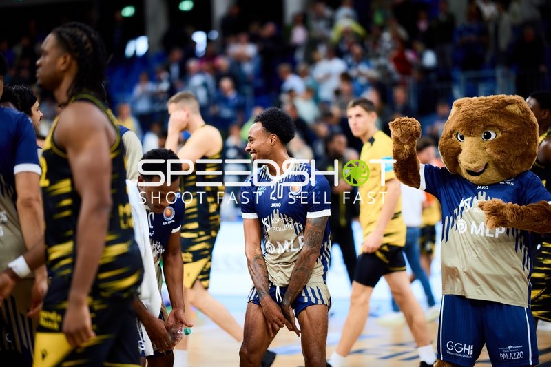 Spielszene mit Michael Weathers (20; MLP Academics Heidelberg) und Accy (99; MLP Academics Heidelberg)