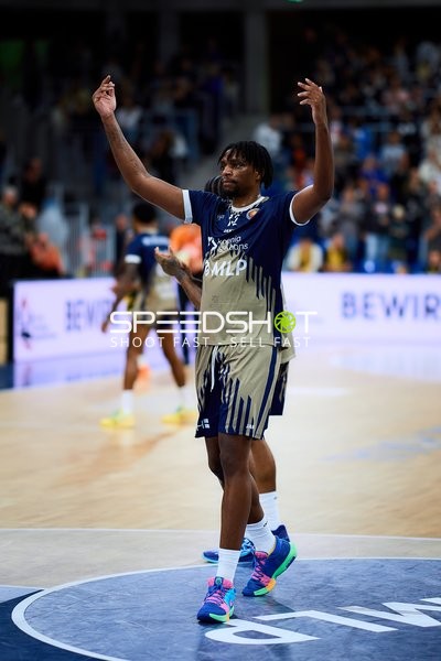 Osun Osunniyi (12; MLP Academics Heidelberg) mit erhobenen Armen