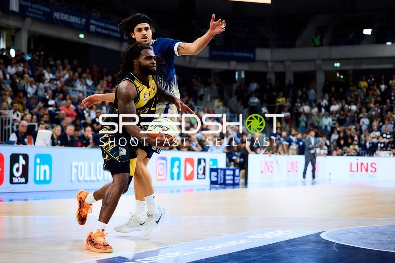 Erol Ersek (11; MLP Academics Heidelberg) gegen Tray Buchanan (2; MHP Riesen Ludwigsburg)