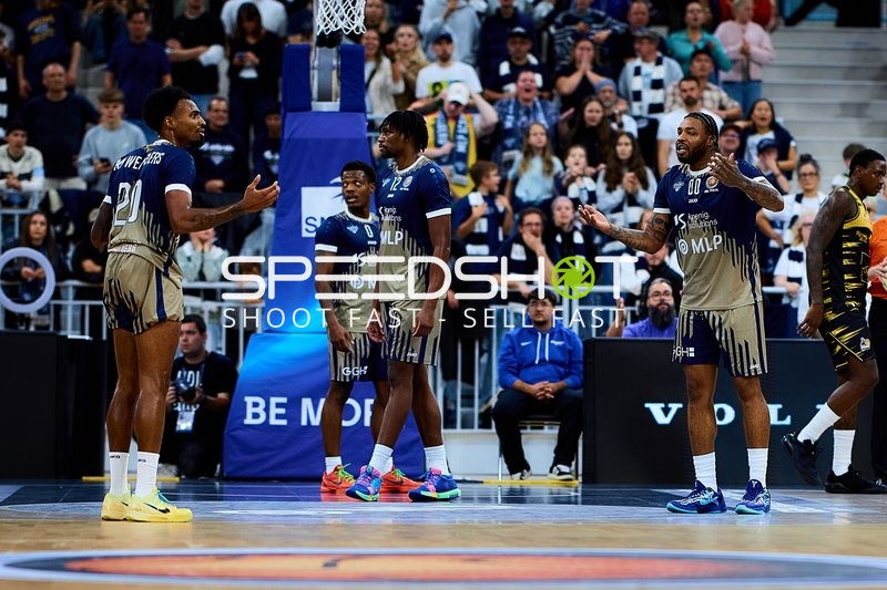 Spielszene mit DJ Horne (0; MLP Academics Heidelberg) und Babacar Sane (0; MHP Riesen Ludwigsburg)