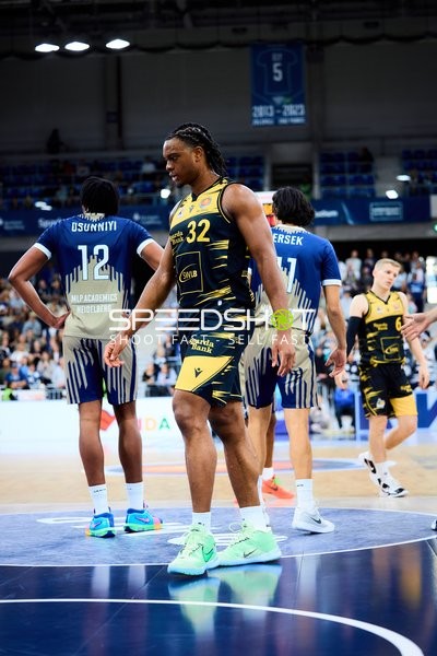 Spielszene mit Keeshawn Kellman (32; MHP Riesen Ludwigsburg) und Osun Osunniyi (12; MLP Academics Heidelberg)