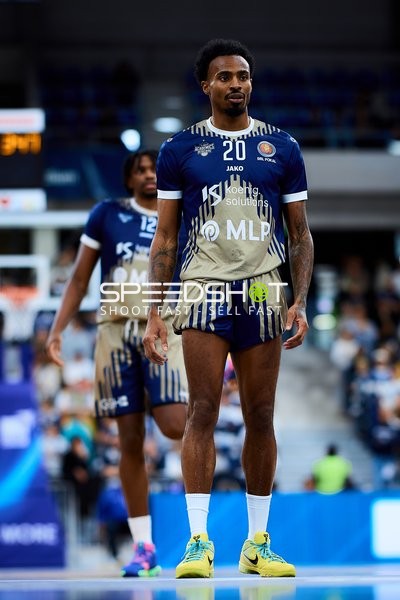 Michael Weathers (20; MLP Academics Heidelberg) und Osun Osunniyi (12; MLP Academics Heidelberg) auf dem Court