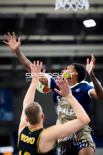 Paul Zipser (9; MLP Academics Heidelberg) gegen Yorman Polas Bartolo (13; MHP Riesen Ludwigsburg)