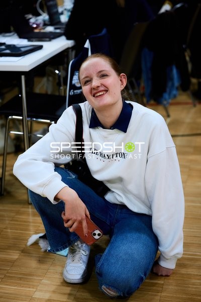 Person sitzt lächelnd