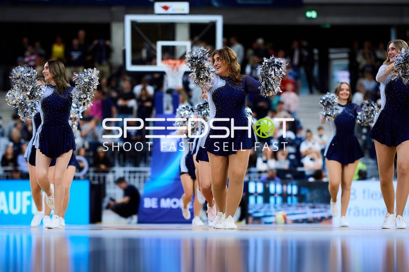 Cheerleader-Performance im SNP-Dome