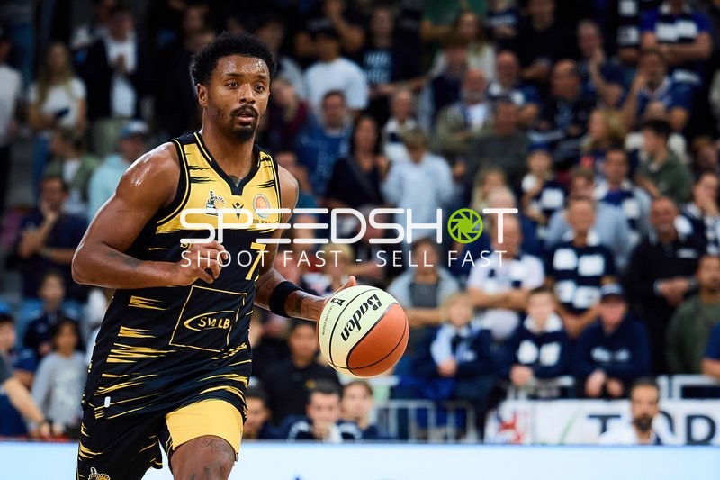 Elijah Hughes (7; MHP Riesen Ludwigsburg) mit Ball