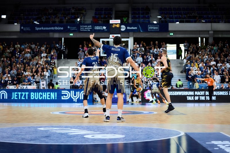 Spielszene mit Marcel Keßen (15; MLP Academics Heidelberg) und Mateo Seric (21; MLP Academics Heidelberg)