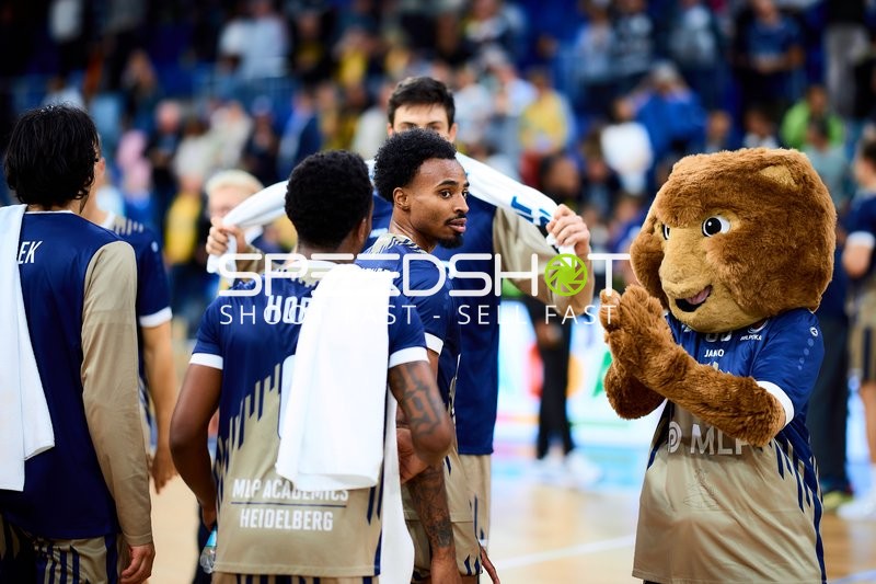 Michael Weathers (20; MLP Academics Heidelberg) und Mateo Seric (21; MLP Academics Heidelberg) mit Maskottchen