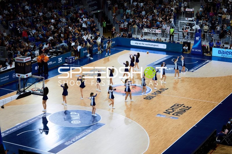 Cheerleader-Performance im SNP Dome