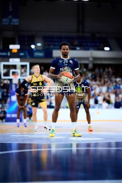 Michael Weathers (20; MLP Academics Heidelberg) vor Freiwurf