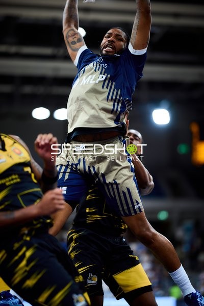 DJ Horne (0; MLP Academics Heidelberg) versucht Dunk