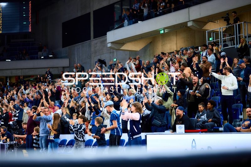 Fans feiern im SNP Dome