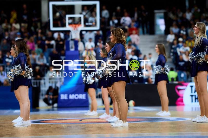 Cheerleader-Formation im SNP-Dome