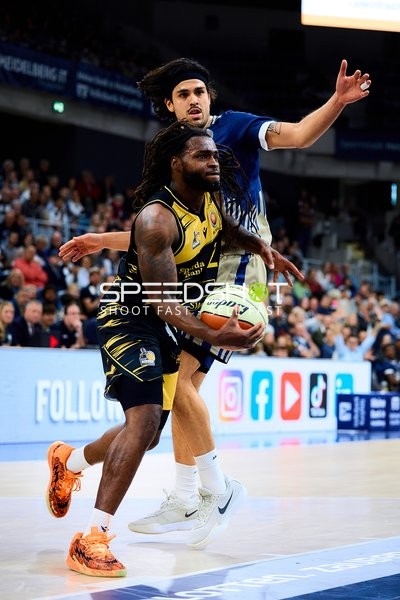 Erol Ersek (11; MLP Academics Heidelberg) gegen Tray Buchanan (2; MHP Riesen Ludwigsburg)