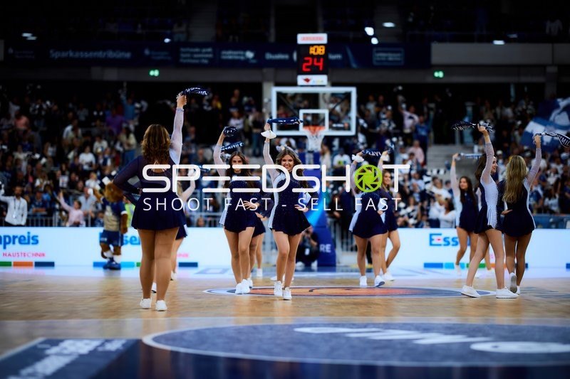 Cheerleader-Performance im SNP-Dome