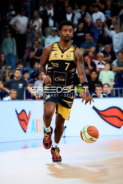 Elijah Hughes (7; MHP Riesen Ludwigsburg) mit Ballkontrolle