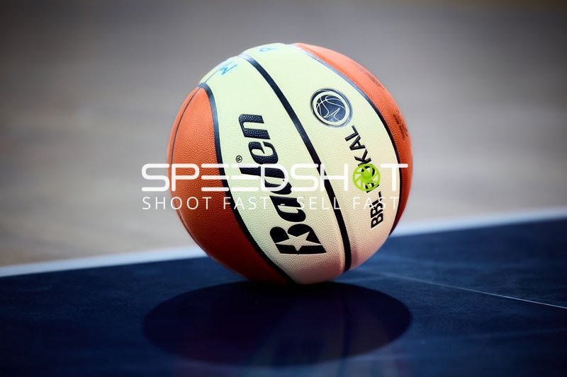 Basketball-Ball auf Spielfeld