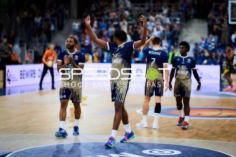 Spielszene mit DJ Horne (0; MLP Academics Heidelberg) und Noah Koch (1; MLP Academics Heidelberg) Michael Weathers (20, MLP Academics Heidelberg)