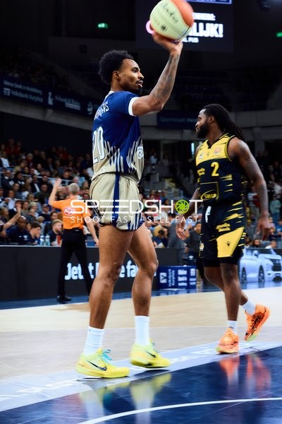 Michael Weathers (20; MLP Academics Heidelberg) gegen Tray Buchanan (2; MHP Riesen Ludwigsburg)