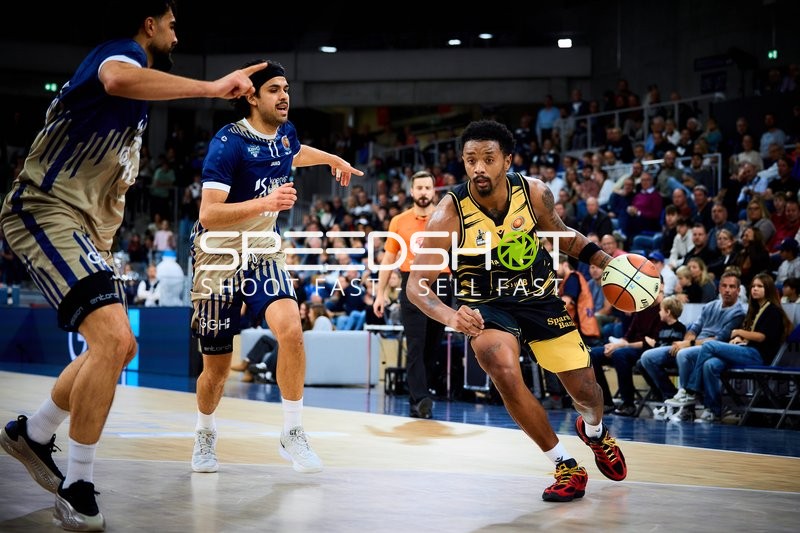 Elijah Hughes (7; MHP Riesen Ludwigsburg) dribbelt am Korb