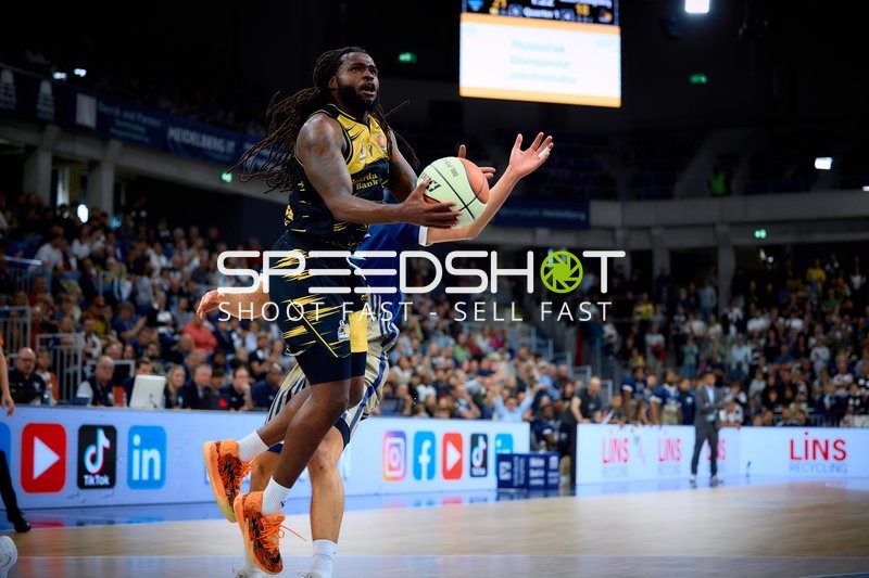 Tray Buchanan (2; MHP Riesen Ludwigsburg) mit Ball