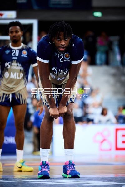 Spielszene mit Osun Osunniyi (12; MLP Academics Heidelberg) und Michael Weathers (20; MLP Academics Heidelberg)