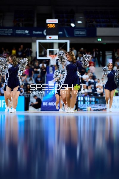 Cheerleader-Performance im SNP-Dome