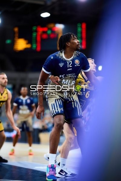 Kampf um Position unter dem Korb