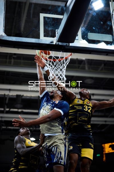 Spielszene mit Keeshawn Kellman (32; MHP Riesen Ludwigsburg) und Spieler von MLP Academics Heidelberg