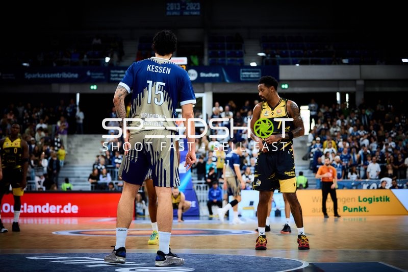 Spielszene mit Marcel Keßen (15; MLP Academics Heidelberg) und Elijah Hughes (7; MHP Riesen Ludwigsburg)