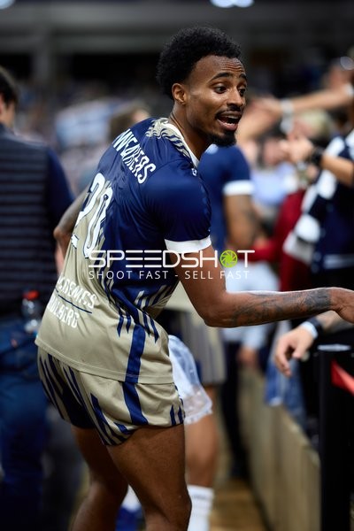 Michael Weathers (20; MLP Academics Heidelberg) am Spielfeldrand