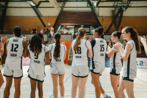 Basketballteam Berlin in Spielerpause in Stuttgart