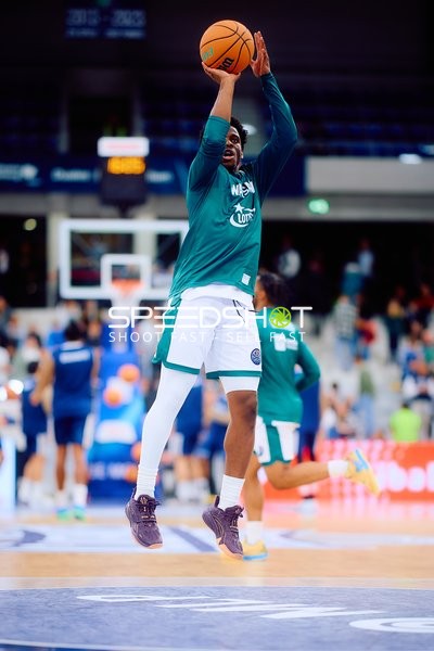 Ben Shungu (11; Legia Warszawa) bereitet Wurf vor