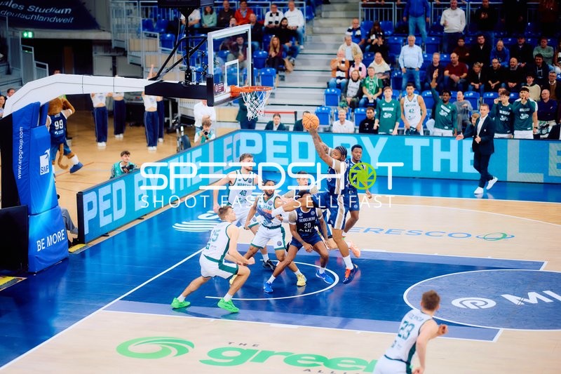 Dunk-Versuch von DJ Horne (0; MLP Academics Heidelberg)