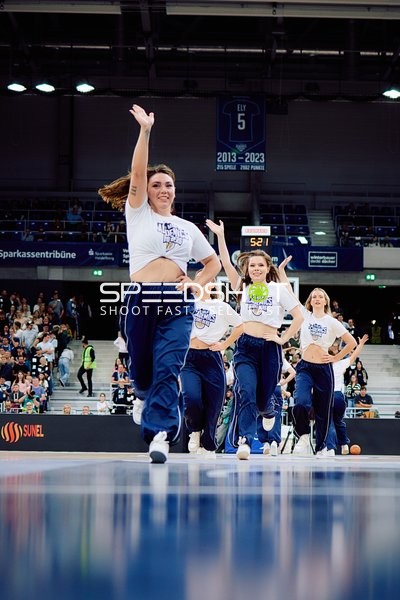 Cheerleader-Performance im SNP-Dome