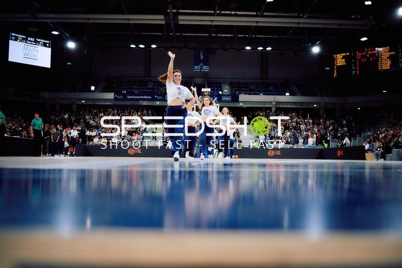 Cheerleader-Performance im SNP-Dome