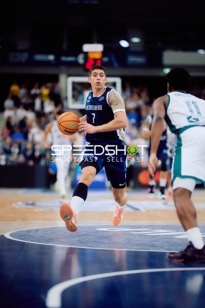 Dusan Neskovic (7; MLP Academics Heidelberg) dribbelt