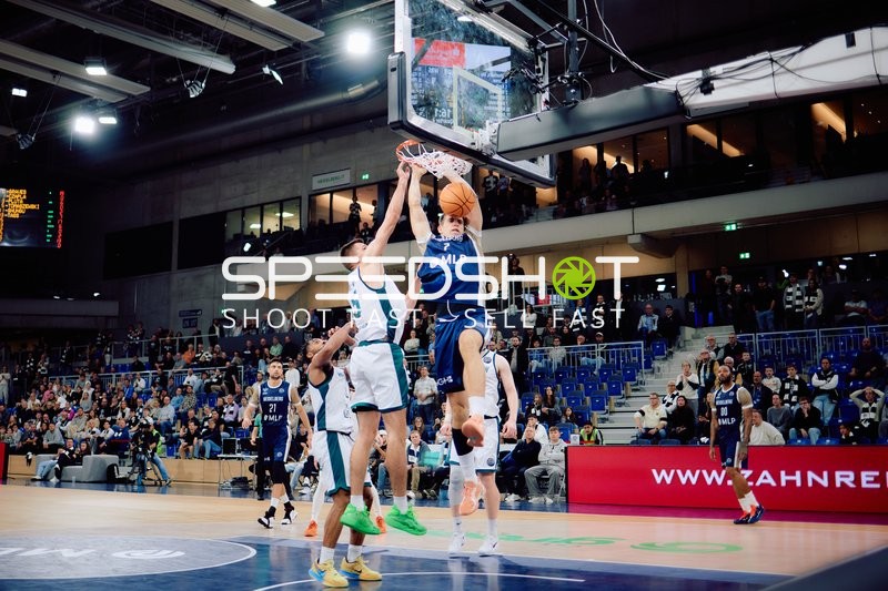 Dusan Neskovic (7, MLP Academics Heidelberg) am Korb