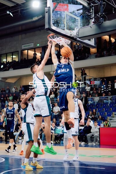 Dusan Neskovic (7; MLP Academics Heidelberg) macht Dunk